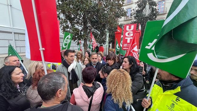 Concejales socialistas expresan su apoyo a los empleados de la limpieza de edificios municipales.