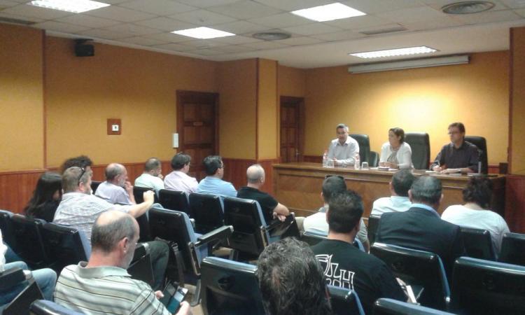 Arenas de Soria, Pérez y Morales escuchan a los concejales en la reunión.