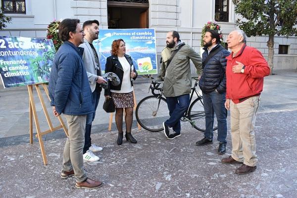 Representantes de IU, en la Plaza del Carmen. 