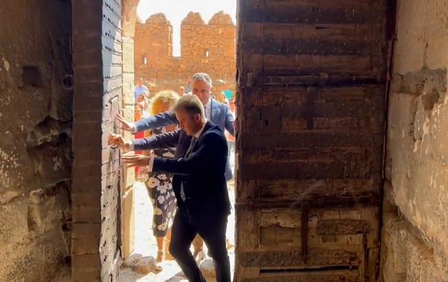 El alcalde entra al castillo seguido del presidente de la Diputación. 