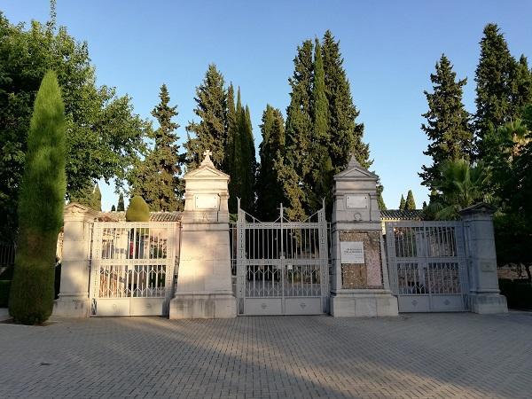 Entrada al cementerio de Granada.