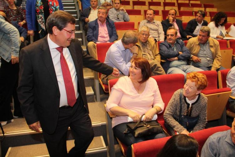 José Entrena durante un acto con alcaldes y concejales.