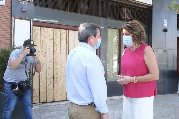 Susana Díaz conversa con José Entrena, este martes en Granada.