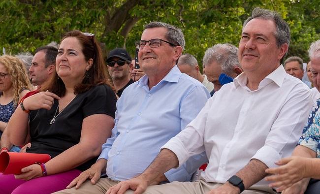 De izquierda a derecha, María José Sánchez, José Entrena y Juan Espadas. Acto de Juan Espadas este jueves en Motril.