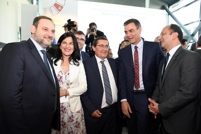 Entrena, junto a Pedro Sánchez y José Luis Ábalos, entre otras autoridades.