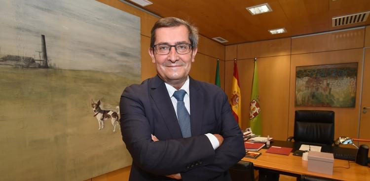 José Entrena, en su despacho de presidente de la Diputación de Granada.