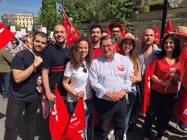 Entrena, con un grupo de Juventudes Socialistas y la subdelegada del Gobierno.