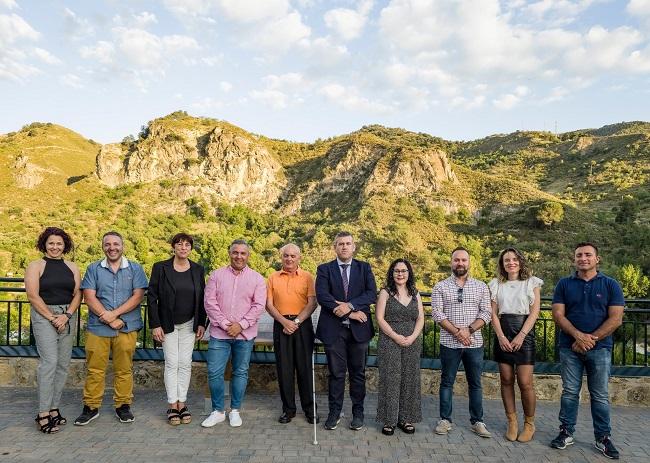 Francisco Martín (en el centro con corbata), junto a sus compañeros y compañeras de candidatura.