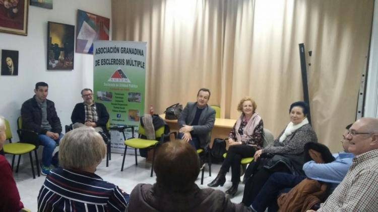 Almagro en una reunión con la Asociación de Esclerosis Múltiple. Almagro en una reunión con la Asociación de Esclerosis Múltiple.