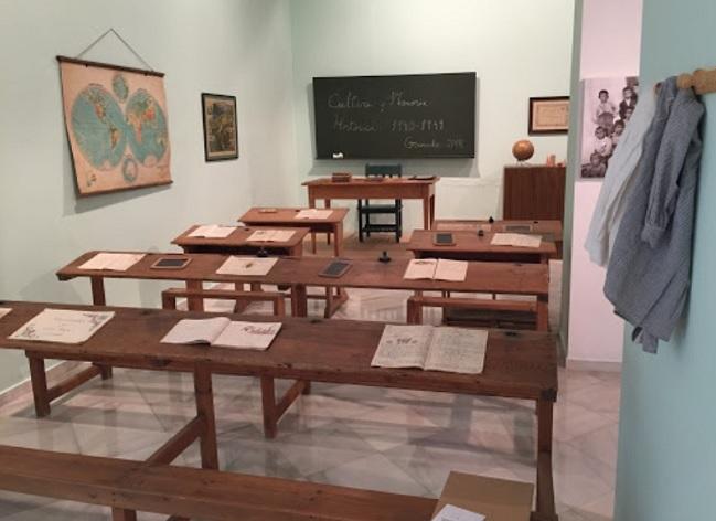 Recreación de una escuela en los años 40 de la exposición  “Escuela republicana frente a escuela franquista”, de la Diputación de Granada.