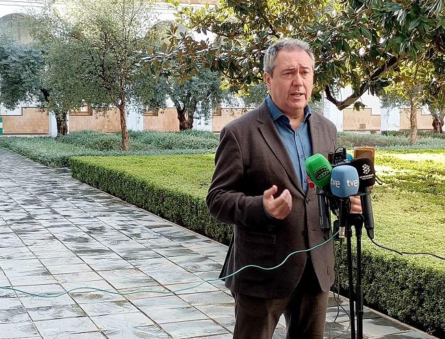 El secretario general del PSOE-A, Juan Espadas, en una atención a medios en el Parlamento andaluz. 