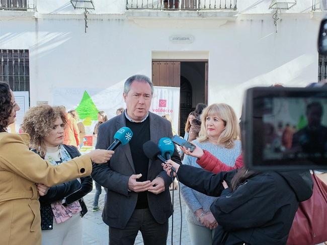Juan Espadas, en una atención a medios en Cortegana (Huelva).