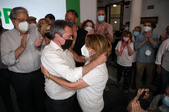 El alcalde de Sevilla, Juan Espadas y , la secretaria general del PSOE-A, Susana Días se saludan al saber los resultados.