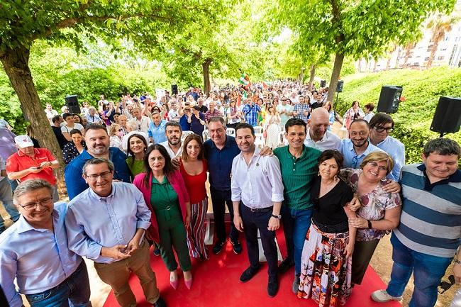 Juan Espadas, arropado por candidatos y alcaldes, en el acto de este domingo en Granada.