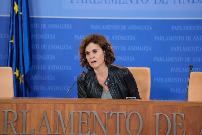 La portavoz adjunta de Por Andalucía, Esperanza Gómez, en rueda de prensa en el Parlamento andaluz.