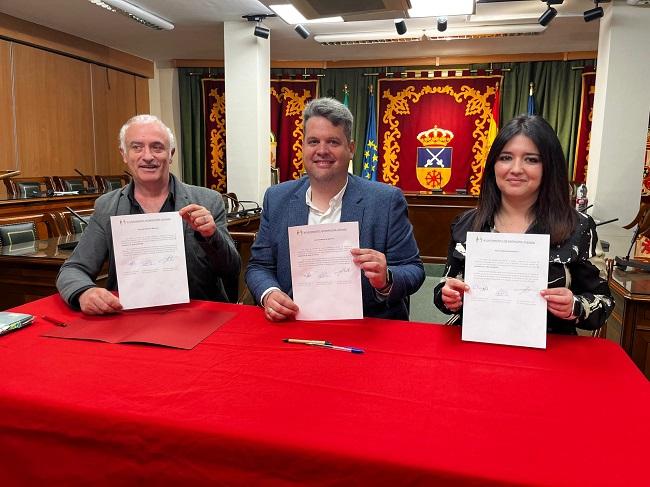 El alcalde (PSOE) y los portavoces de IU y Maracena Conecta. 