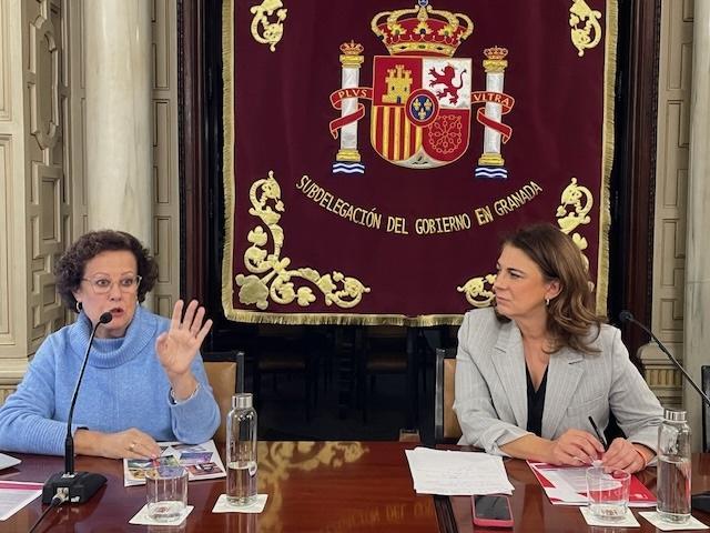 Pura Sánchez durante su intervención, junto a Raquel Ruz.