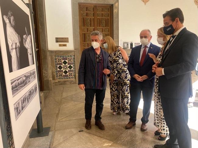 El alcalde, en la inauguración este miércoles de una exposición sobre la labor de Enfermería durante la pandemia.