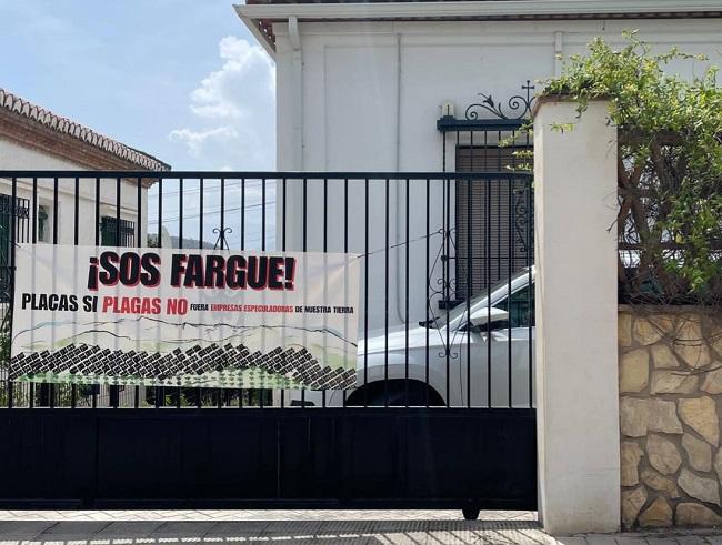 Uno de los carteles contra el proyecto colocado en viviendas de El Fargue.