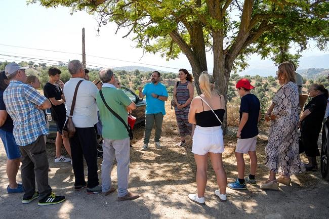 Raquel Ruz y Juanjo Ibáñez con vecinos y vecinas de El Fargue.