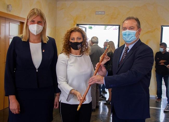 Faustina Béjar flanqueada por Inmaculada Hernández y Fernando Pérez, en una imagen que ha suscitado críticas por acudir los diputados provinciales del PP pese al cierre perimetral. Faustina Béjar flanqueada por Inmaculada Hernández y Fernando Pérez, en una imagen que ha suscitado críticas por acudir los diputados provinciales del PP pese al cierre perimetral.