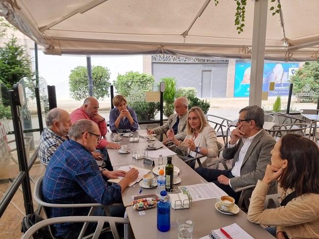 Marifrán Carazo, con representantes de la Plataforma Defendamos la Vega Otra Vez 