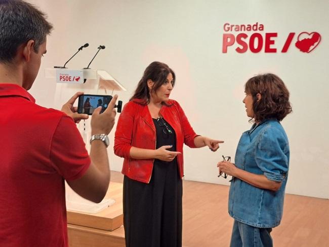 Ángeles Férriz y María Ángeles Prieto, este martes en Granada. 