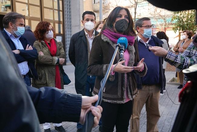 Ángeles Ferriz atiende a los medios antes de la Asamblea del PSOE de Granada capital.