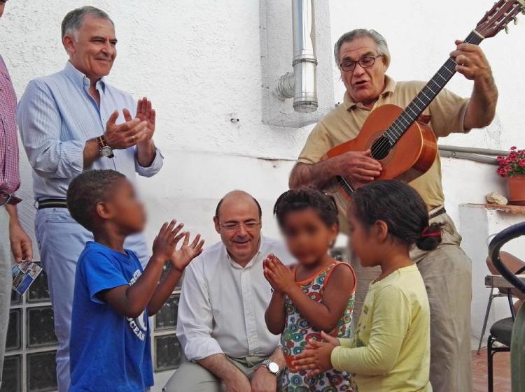 Sebastián Pérez con los niños que atiende FES en una de las imágenes distribuidas por el partido.