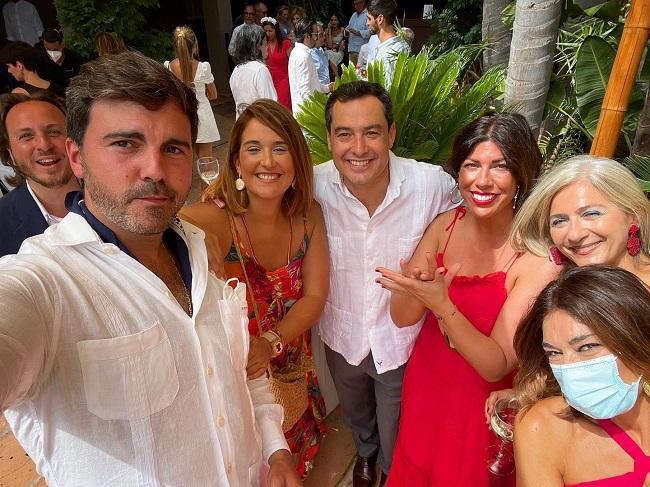 Fotografía con Moreno y otros invitados, sin mascarillas salvo una de ellos, en la fiesta en Tarifa.