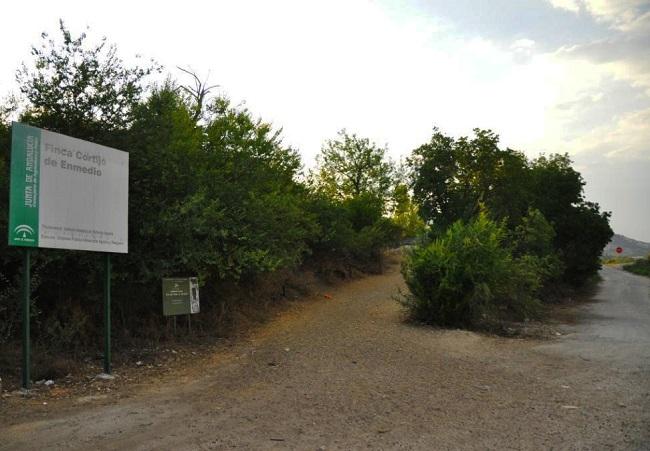 Cartel indicando el acceso a la finca del Cortijo de Enmedio.