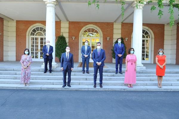 El presidente del Gobierno y el de la FEMP, en La Moncloa, para la firma del acuerdo.