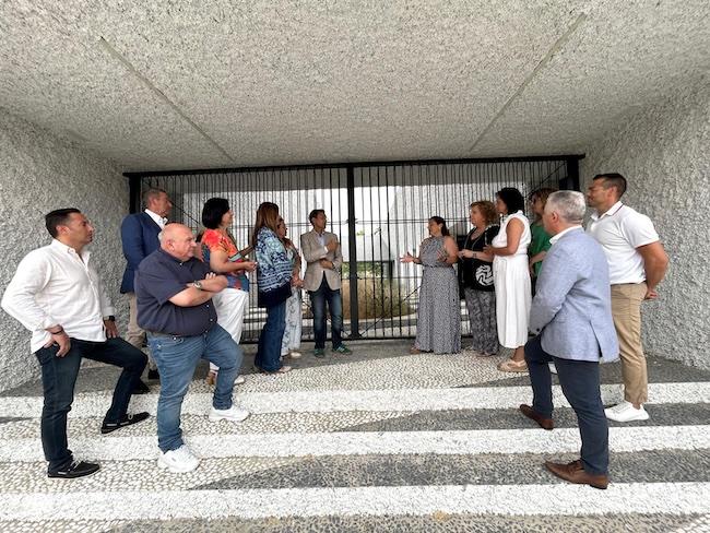 Socialistas ante el edificio de La Zubia.
