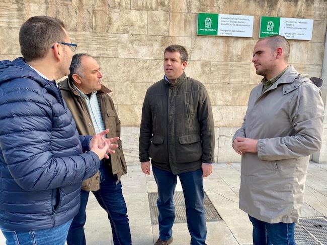 El alcalde de Monachil, Jos Morales (c), junto al regidor de Pampaneira, ngel Prez (d), y concejales del equipo de gobierno del Ayuntamiento de Salobrea a las puertas de la Delegacin de la Junta en Granada.