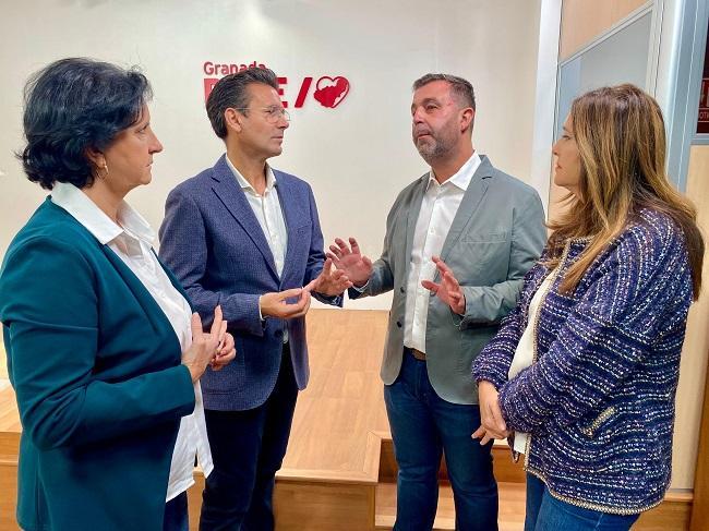 Ismael Padilla conversa con otros diputados socialistas, en una imagen de archivo.