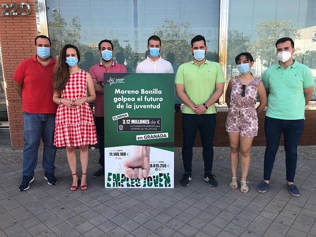 Representantes de Juventudes Socialistas con el secretario de Organización de Granada, este jueves.