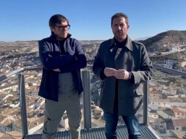 El alcalde de Galera con el diputado provincial socialista Juan Francisco Torregrosa.