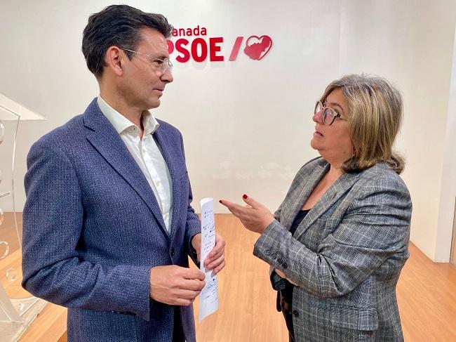 Ana Muñoz conversa con Francisco Cuenca, este jueves en la sede provincial.