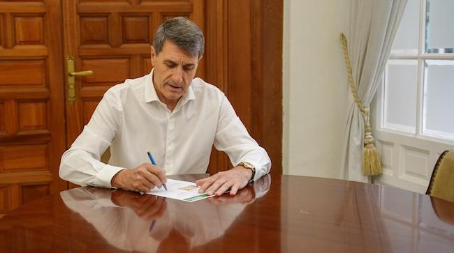 Pedro Fernández firma el aval a María Jesús Montero.