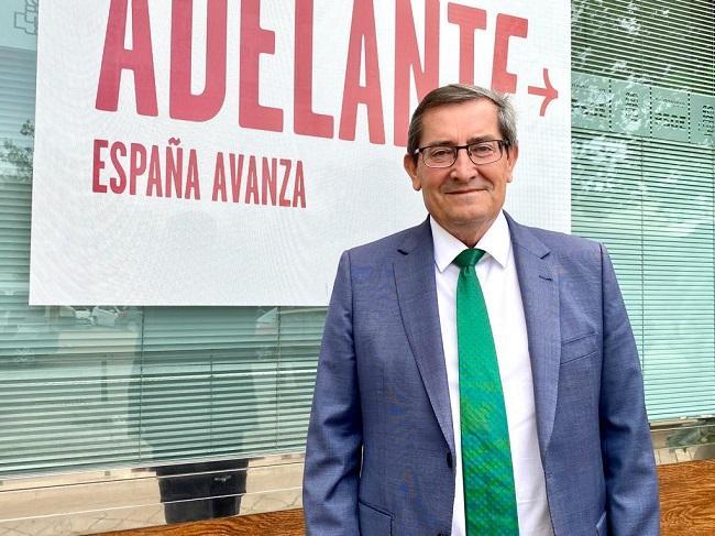 Pepe Entrena, ante la sede provincial del PSOE de Granada.