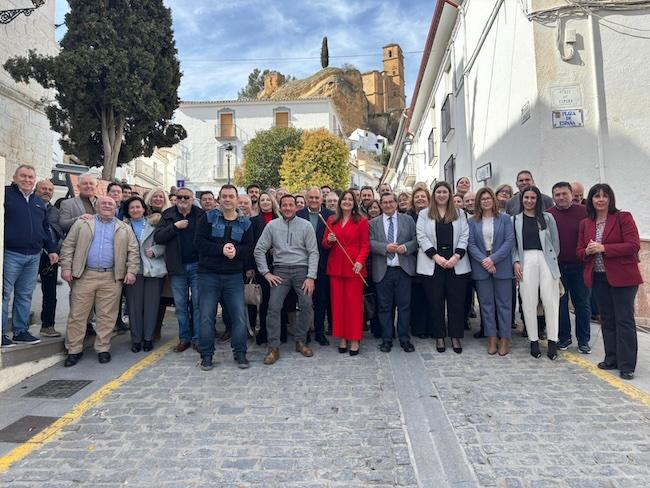 Remedios Gámez, junto a Entrena, y socialistas y vecinos de Montefrío.