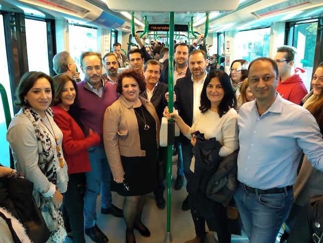 Ábalos, acompañado de dirigentes socialistas, en el metro.