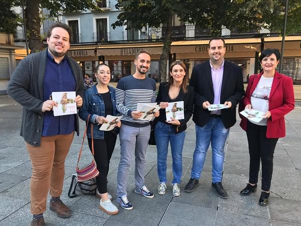 Casares, con otros representantes del PSOE, este jueves en la plaza Bibrrambla.