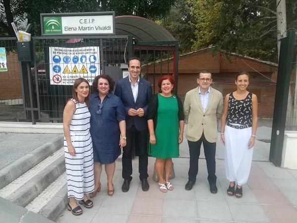 Los representantes socialistas, este viernes, a las puertas del colegio.