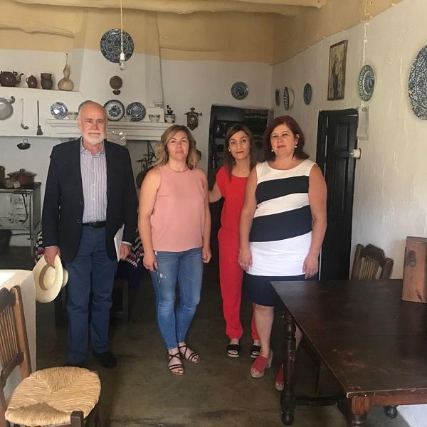 La alcaldesa de Bubión con los representantes del Grupo Parlamentario Socialista.