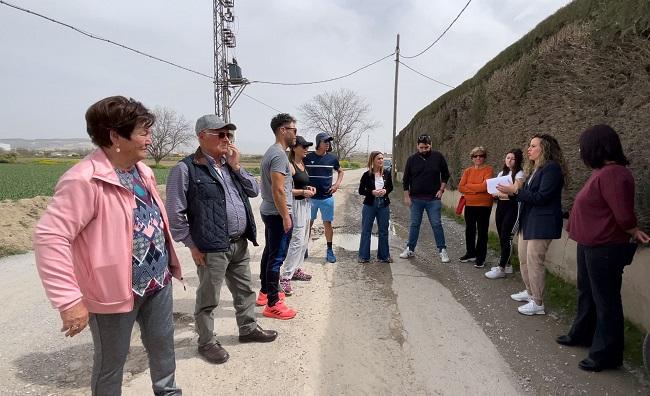 Las representantes socialistas con vecinos de la zona.