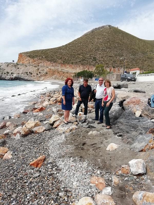 Los socialistas en su visita a las playas de Castell.