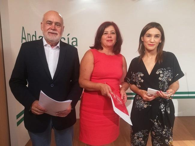 Elvira Ramón, entre Olga Manzano y Gregorio Cámara.