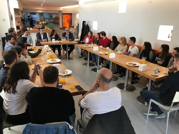 Reunión de los candidatos socialistas con asociaciones estudiantiles.