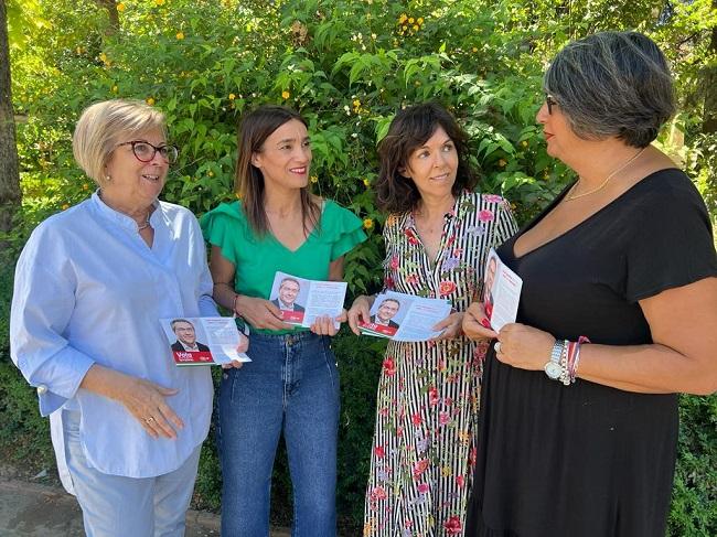 Olga Manzano junto a otras representantes socialistas, este jueves. 